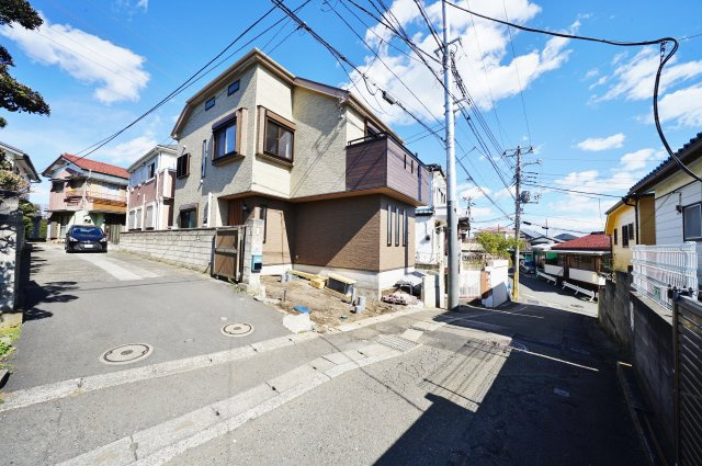 上星川駅から徒歩１１分！隣地通路と前面道路４ｍの3方角地のような開放感♪保土ヶ谷区仏向西　新築戸建ての前面道路含む現地写真