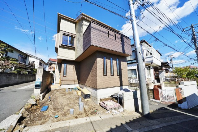 上星川駅から徒歩１１分！隣地通路と前面道路４ｍの3方角地のような開放感♪保土ヶ谷区仏向西　新築戸建ての外観