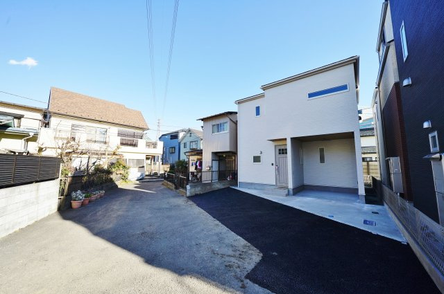 星川駅から平坦徒歩６分！子育て環境、生活利便に優れた住環境♪保土ヶ谷区神戸町　新築戸建ての前面道路含む現地写真