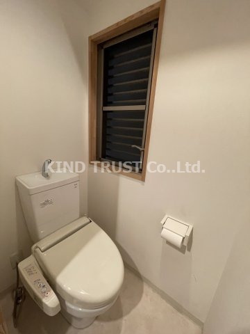 FUKUE BLD　松ヶ枝町のトイレ|希少な窓付きのトイレです