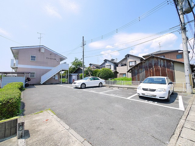 サニーヒル小泉の駐車場|駐車場があるので、車を買う予定の方も安心です