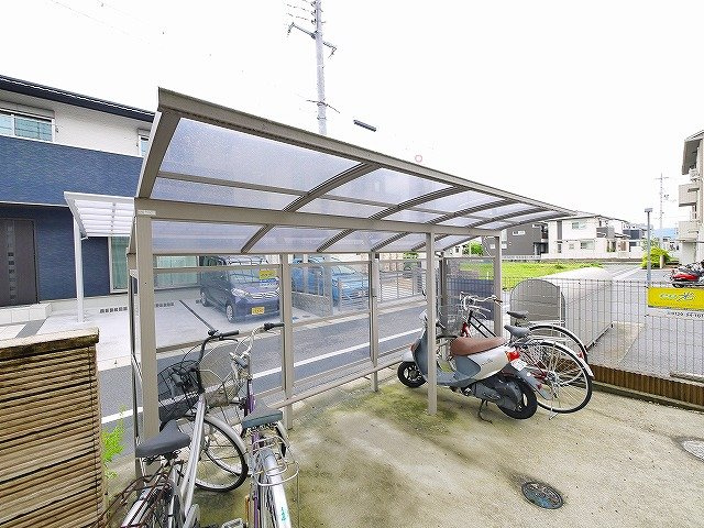 リザイア　Ａ棟のその他共用部分|屋根付き駐輪場です
