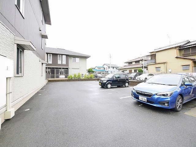 リザイア　Ａ棟の駐車場|駐車場に車を止められます