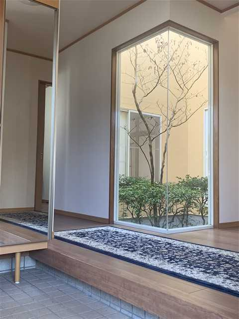 八幡台５丁目　中古戸建（ゆったりとした間取）|坪庭が玄関を彩ります