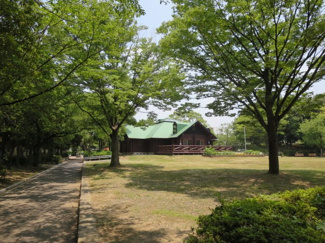 【周辺】 | 雨の日も遊べるログハウスのある霧が丘公園まで約170ｍ