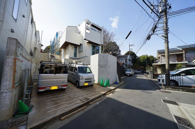 全棟ＬＤＫ２０帖以上の広々４ＬＤＫ♪床暖房、浴室乾燥機、食洗器付♪保土ヶ谷区仏向町　全２棟新築戸建ての前面道路含む現地写真