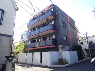 【外観】 | アーバンテラス町屋　2009年2月築。優雅さ漂うシックな外観。鉄筋コンクリート造の5階建てマンション。セキュリティ設備充実。宅配ボックスあり。駅から近くながら静かな環境です。