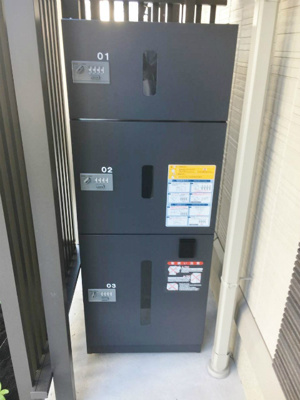 【その他共用部分】 | ブセナガーデン | 共用エントランスには宅配BOXがあるので荷物の受け取りもスムーズに♪再配達の手間がかからないのが魅力♪