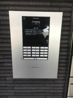 【エントランス】 | 共用エントランスは不審者の侵入を未然に防ぐオートロック付き！防犯対策充実しています◎