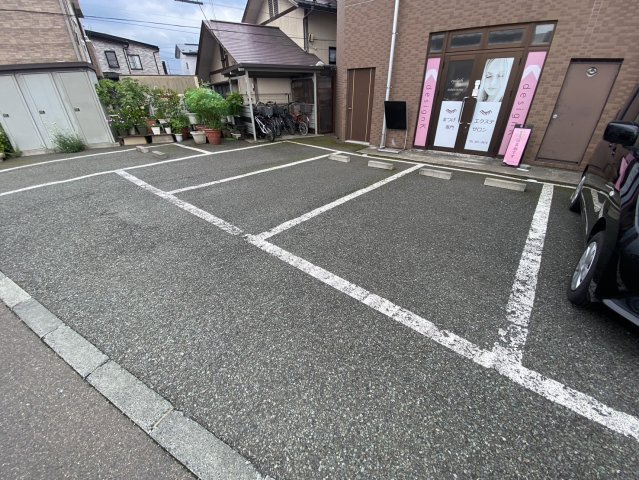 グランフォート盛南の駐車場
