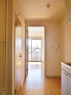 【展望】 | 玄関から室内への景観です！キッチンの奥に洋室6.2帖のお部屋があります♪