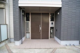 【エントランス】 | 共用エントランスは不審者の侵入を未然に防ぐオートロック付き！防犯対策充実しています◎