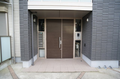 【エントランス】 | プライムヒルズ都筑B【SHM】 | 共用エントランスは不審者の侵入を未然に防ぐオートロック付き！防犯対策充実しています◎