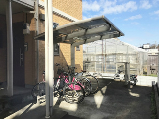 【その他共用部分】 | 屋根付きの駐輪場で雨が降っても大切な自転車が濡れなくてすみますね♪駅から自転車もおすすめです！