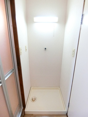 【展望】 | ハウステリーナ | バスルーム横にある室内洗濯機置き場です♪防水パンが付いているので万が一の漏水にも安心です！