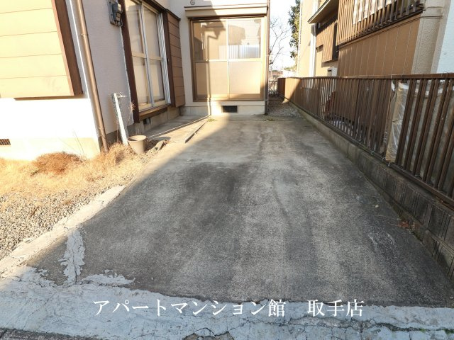 谷井田2454番地戸建の駐車場