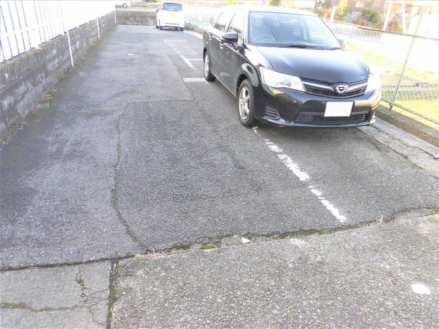岡田826の駐車場