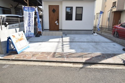 【駐車場】 | 小平市上水新町3丁目　新築戸建　 | 玄関前の駐車スペースは買い物帰りで荷物が多くても楽ですね。前面道路も広いので車庫入れもしやすいです。