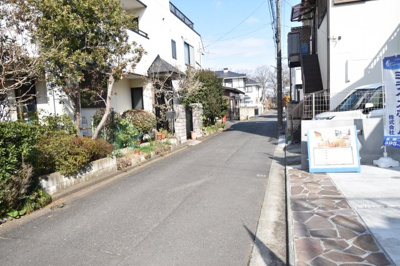 【前面道路含む現地写真】 | 小平市上水新町3丁目　新築戸建　 | 前面道路は閑静な住宅地の通りとなるため、車通りは多くありません。 安心して車庫入れ可能。