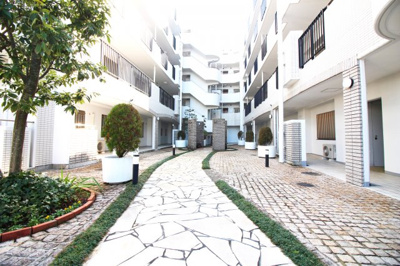 【その他共用部分】 | フォレステージ精華学研パークサイド | 《マンション中庭》植木が並ぶマンションの中庭は、お洒落な石畳のアプローチがマンション入り口まで案内してくれます。