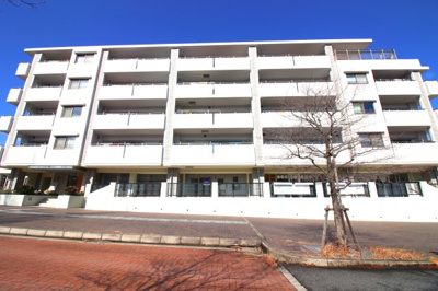 【外観】 | フォレステージ精華学研パークサイド | 《アピタタウンけいはんな》《ビエラタウンけいはんな》が徒歩圏内にある暮らしやすいマンションです。最寄りのバス停も徒歩1分と便利。