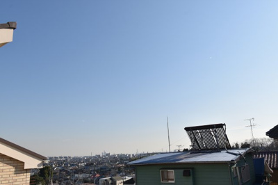 【展望】 | 東大和狭山　新築戸建 | 景色を遮るものがないと、陽の光を長い時間浴びられます。空気も澄んでいるように感じますね。