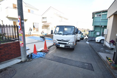 【前面道路含む現地写真】 | 東大和狭山　新築戸建 | 前面道路は閑静な住宅地の通りとなるため、車通りは多くありません。 安心して車庫入れ可能。