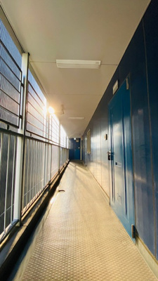 【その他共用部分】 | ジュエル浜離宮 | 外廊下ですが、屋根付きなので天候に左右されず移動可能！