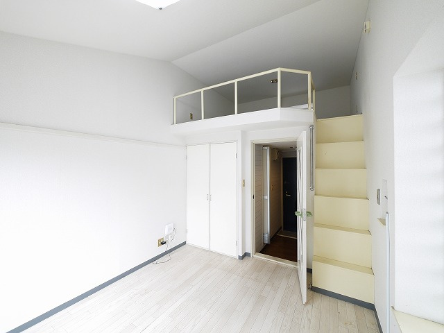 シティパレス新大宮P-5の居間・リビング|明るい日差しが入るお部屋です。