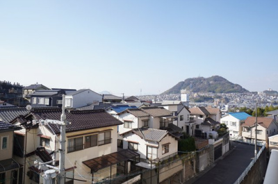 【展望】 | ヒューマンズプラザ青崎三番館 | 遠くに黄金山が見えます。
桜の季節は、ピンク色に染まるんでしょうね。
宇品の花火大会が見れるとよいですよね～～！