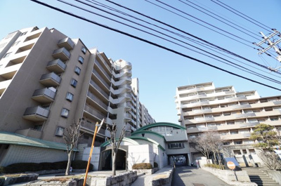 【外観】 | ヒューマンズプラザ青崎三番館 | 【耐震性】
耐震性の高さを判断するポイントは、
建築確認申請日が1981年6月1日以降の
新耐震基準に適合しているかどうか。
震度６程度の大地震でも
建物が崩壊しないレベルが基準になりました。
