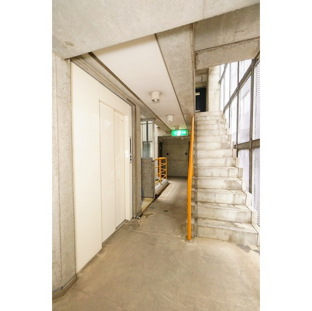 コートハウスツジのエントランス|エレベーター