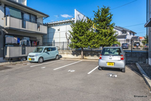 ラピス　Bの駐車場