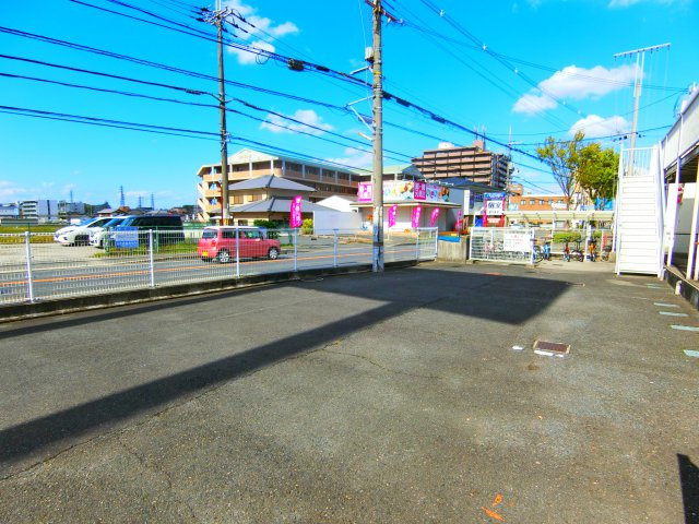 メゾンヤマモトの駐車場