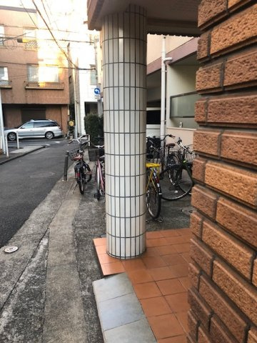 モンシャトー北新宿のエントランス