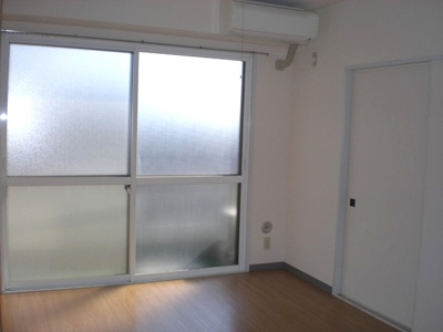 【居間・リビング】 | センチュリー青山 | ６帖洋間