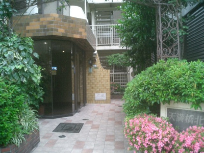 【エントランス】 | 天満橋北スカイハイツ | 大川沿いや天神橋筋商店街の散策などお楽しみいただける立地です