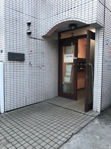 三和マンション３号館のエントランス