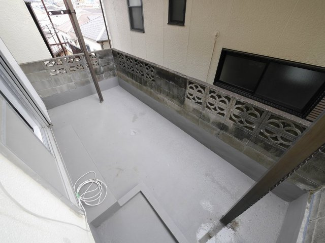 鈴蘭台北町5丁目戸建のバルコニー|広々♪小さなお子様がいらっしゃる方にはプールなどもできるぐらい広いですよ♪多趣味の方にもオススメ☆