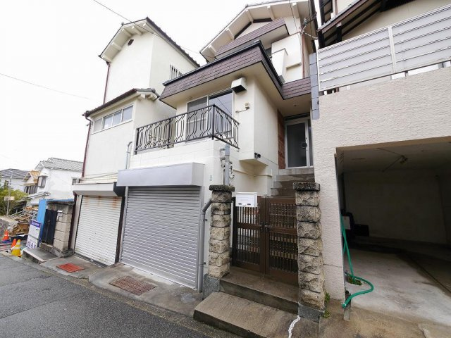 鈴蘭台北町5丁目戸建の外観|シャッター付き車庫あり♪