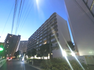 【外観】 | 総戸数９７戸、昭和５６年１月築、管理人は住込勤務につき管理体制良好です♪
