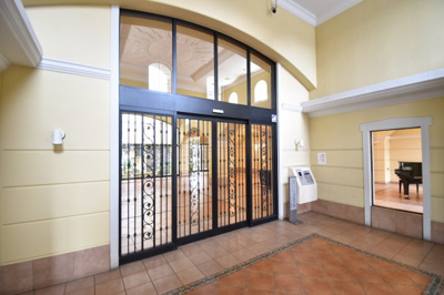 【エントランス】 | グランシティ豊田 | 明るく開放感のあるエントランス。オートロックで防犯対策もバッチリで安心です。