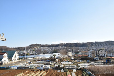 【展望】 | 日野市西平山1丁目　新築戸建　2号棟 | 景色を遮るものがないと、陽の光を長い時間浴びられます。空気も澄んでいるように感じますね。