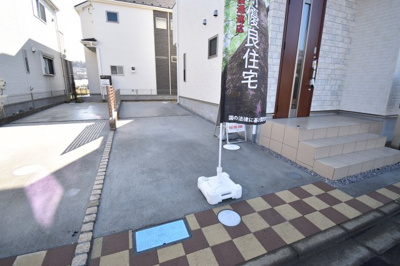 【駐車場】 | 日野市西平山1丁目　新築戸建　2号棟 | 玄関横の駐車スペースは買い物帰りで荷物が多くても楽ですね。前面道路も広いので車庫入れもしやすいです。