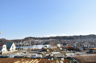 【展望】 | 日野市西平山1丁目　新築戸建　３号棟 | 景色を遮るものがないと、陽の光を長い時間浴びられます。空気も澄んでいるように感じますね。