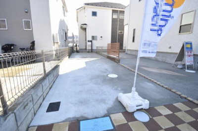 【駐車場】 | 日野市西平山1丁目　新築戸建　３号棟 | 車好きのパパにはうれしい広さのヵースペース、休日には自慢の愛車を思う存分メンテナンス。