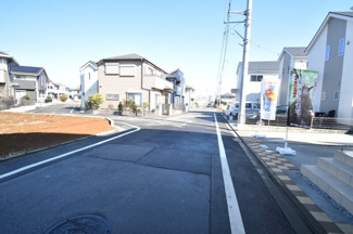 【前面道路含む現地写真】 | 前面道路公道７メートルあります。運転が苦手な奥様でも楽々駐車可能です。