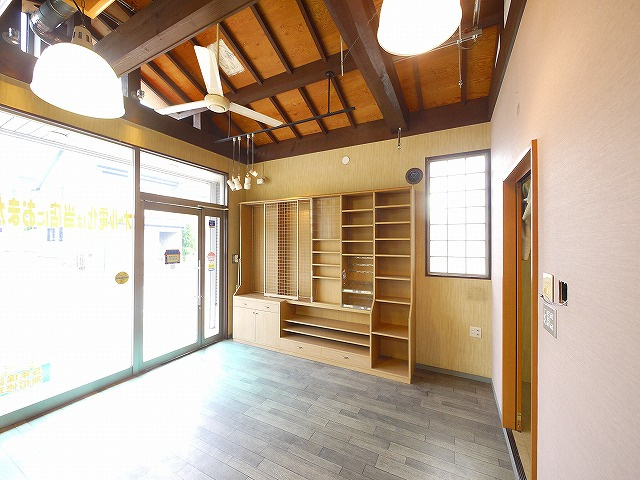 今小路町店舗の内装|倉庫として使えるバックヤードです。