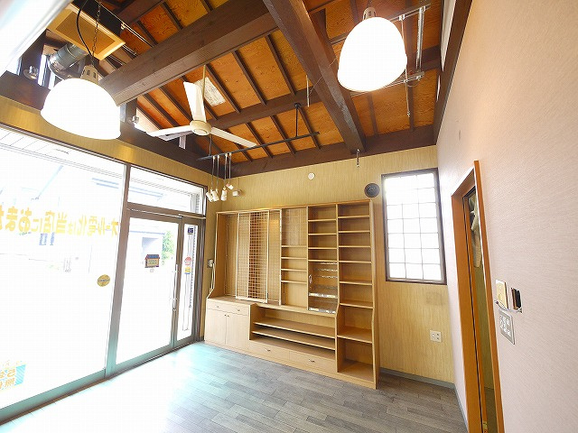 今小路町店舗の内装|屋根裏にもスペースありです。
