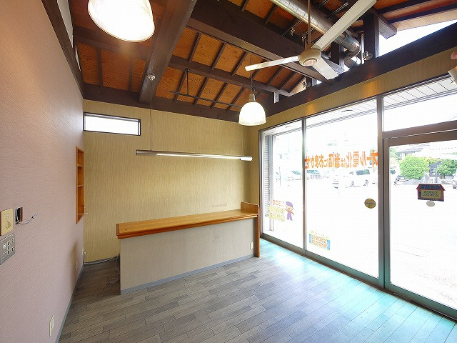 今小路町店舗の内装|店舗部分内装残ってます。